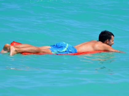 Si addormenta sul materassino e si ritrova dall'altra parte dello Stretto: calabrese in salvo