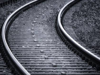 Camminavano su binari: due giovani investiti da treno
