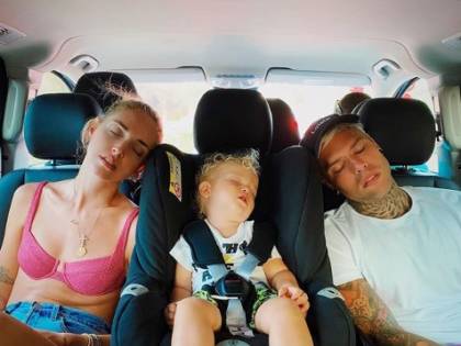 Chiara Ferragni e Fedez addormentati. Ma la foto scatena i fan