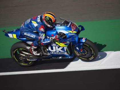 Motogp, Silverstone: Rins beffa Marquez nel finale. Quarto Rossi