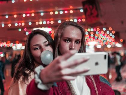 Litiga con la sorella per il cellulare e sale sul cornicione in segno di protesta