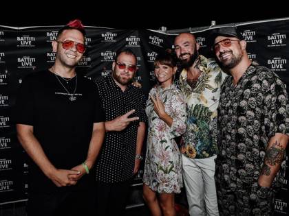 Boomdabash: "Sul palco le fan ci tirano indumenti intimi"