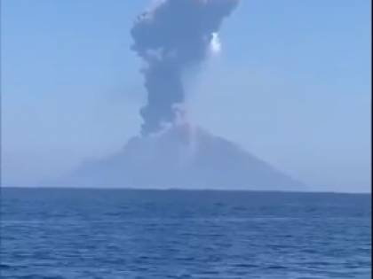Stromboli, l’allarme dell’Ingv: “Rischio grande tsunami se collassa Sciara del Fuoco”
