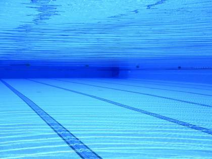 Errore in piscina. Sbaglia a versare l’acido e intossica sette ragazzini e un neonato