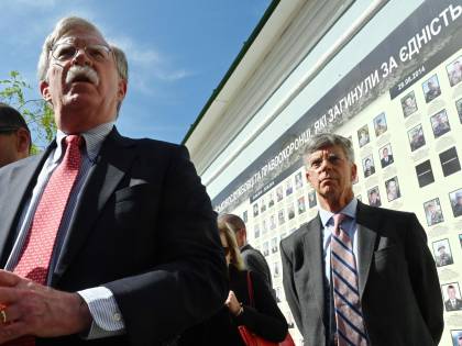 E Bolton "bombarda" Trump
