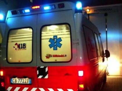 Caserta, magrebino fa autolesionismo in strada: intergono i militari