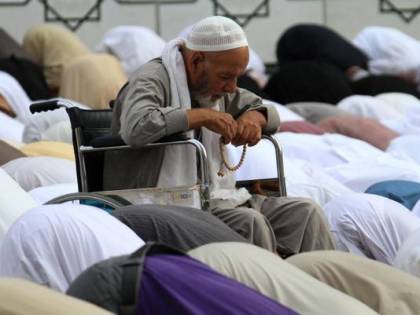 Gb, ex medico della regina rimprovera colleghi musulmani assenteisti: indagato per "islamofobia"