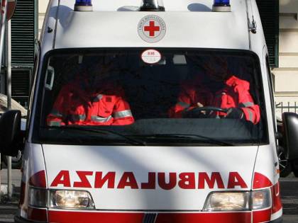 Svenuta in strada di notte: "Forse è stata violentata"