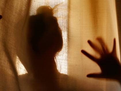 Carrara, clandestino minaccia di sfigurare ex con l'acido: arrestato