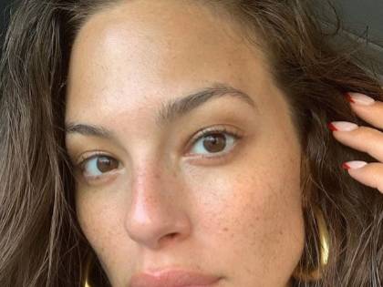Ashley Graham mostra il pancione sui social