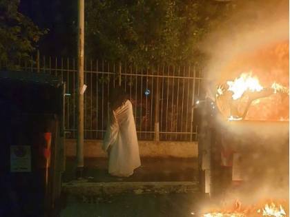 Spaventa i passanti e li rincorre con il coltello: il "Samara challenge" sbarca a Roma