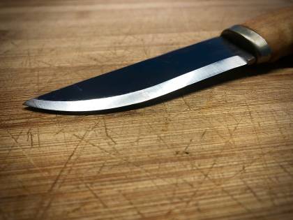 Uomo accoltella la sua ex e viene massacrato dal compagno di lei