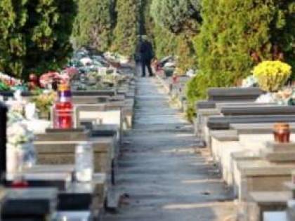 Choc a Pesaro, va al cimitero ma trova la sua foto sulla lapide