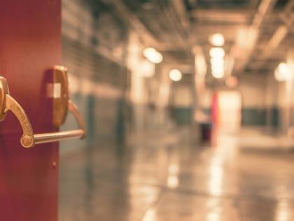 Trezzano, prostituta sfregiata con l'acido. Si cercano due in moto