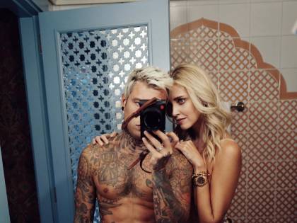Fedez compie 30 anni, Chiara Ferragni gli regala un viaggio da "sceicco" con gli amici