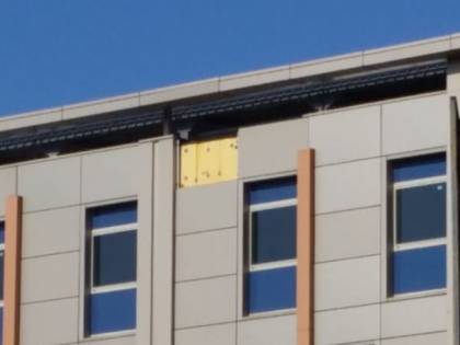 Il nuovo Ospedale del Mare cade a pezzi: si staccano i pannelli dalla facciata esterna