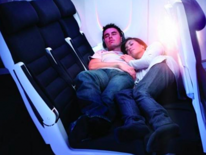 Dormire in aereo è pericoloso: orecchie a rischio