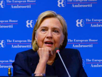 Hillary fissata con Putin: "Al telefono con Trump durante le rivolte?"
