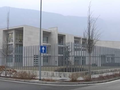 Detenuta vuole cambiar cella: poliziotta gettata a terra e presa a pugni