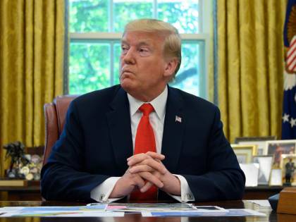 Trump contro le lampadine a basso consumo: "Mi fanno arancione"