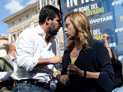 Meloni: "Italiani stanchi degli inciuci"