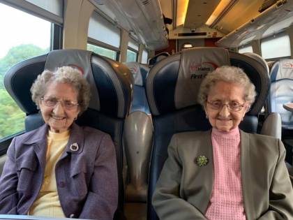 A 95 anni le gemelle svelano il loro segreto: "Tanta birra e zero sesso"
