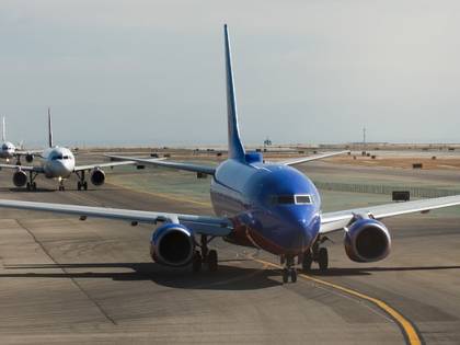 Cagliari, perdono l'aereo e lo rincorrono sulla pista