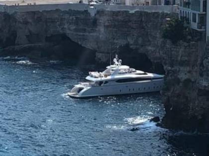 Lo yacht in una grotta: è polemica a Polignano
