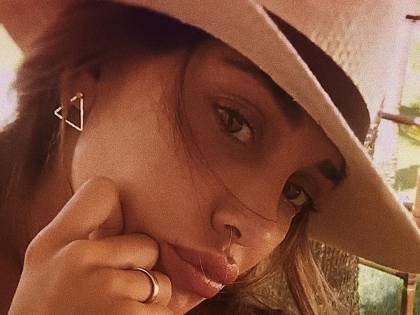 Belen Rodriguez è da censura: le dita finiscono negli slip