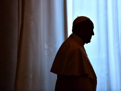 Il Papa a colloquio con il gesuita pro Lgbt: è polemica