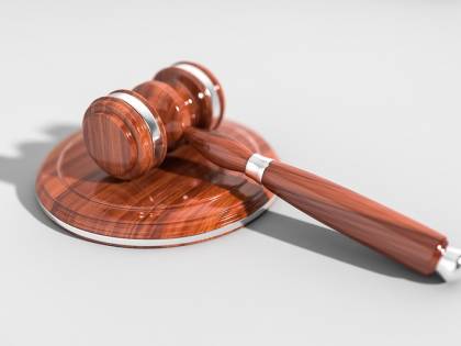 Macerata, faceva sesso con l'amico della figlia 14enne: madre patteggia due anni