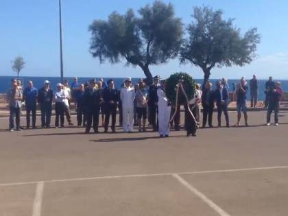Porto Torres, sindaco M5s in bermuda alla cerimonia per i Caduti: divampa la polemica