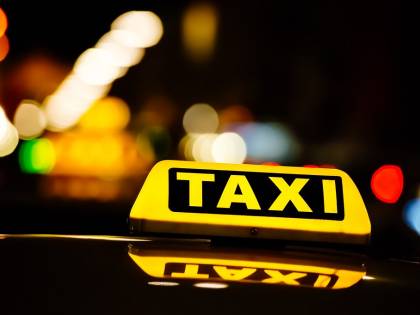Corre in strada, un taxi la urta: è salva
