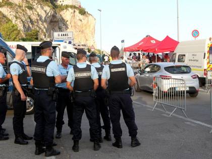 Macron sfida ancora l'Italia: ci rimanda indietro un tir pieno di migranti