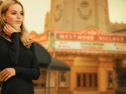 Margot Robbie piange e si nasconde tra la folla dopo essersi rivista in sala come Sharon Tate