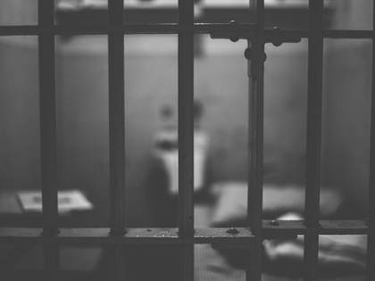 Detenuto scoperto con un cellulare in cella, aggredisce e minaccia di morte un agente