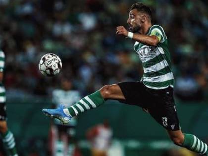 Bruno Fernandes furibondo: viene espulso e spacca due porte degli spogliatoi