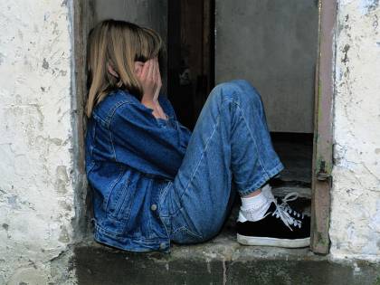 L'anziano alla minorenne: "Fai sesso con me e ti do 50 euro"