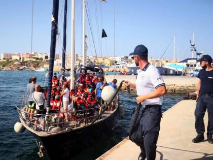 Hotspot di Lampedusa al collasso. E i migranti non possono esser trasferiti