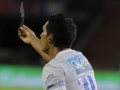 Colombia, la squadra esulta e dagli spalti arriva un coltello