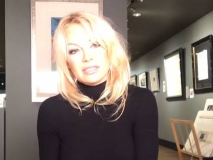 Pamela Anderson: “Julian Assange è stato torturato psicologicamente”