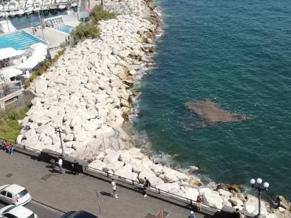 Liquami fognari sul lungomare di Napoli dopo i forti temporali
