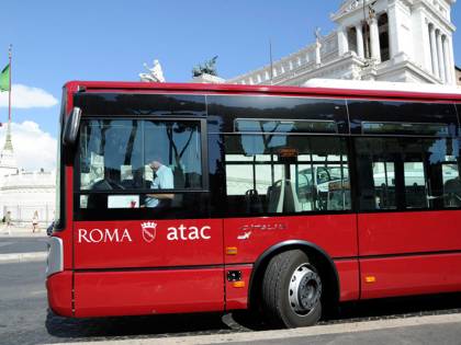 Calci e pugni in testa: ragazzini ubriachi pestano l'autista dell'Atac