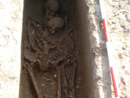 Lecce, scoperta tomba del V sec. avanti Cristo con padre e figlio abbracciati