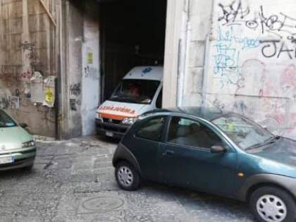 Napoli, soccorritore della croce rossa preso a schiaffi davanti all'ospedale Pellegrini