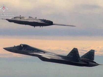 Russia, primo volo congiunto del drone Hunter con il caccia Su-57
