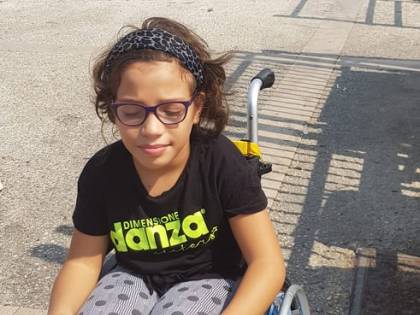 Il calvario di Melissa, bimba disabile privata di sedie a rotelle
