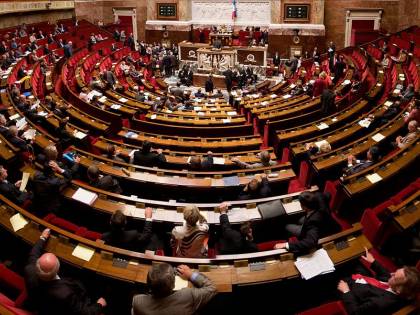 Ok dell'Assemblea nazionale francese alla fecondazione assistita per coppie lesbiche