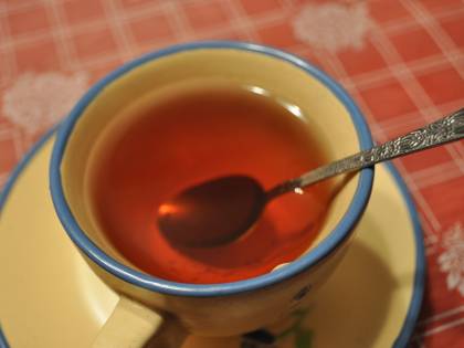 Bimbo di 17 mesi si ustiona col tè bollente. Soccorso con elicottero