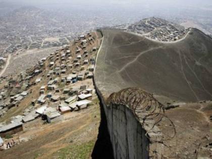 Il "muro della vergogna": la barriera che a Lima divide i ricchi dai poveri